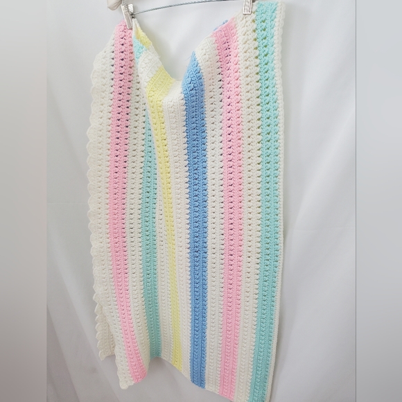 Vintage crocheted striped pastel baby blanket - Picture 3 of 6